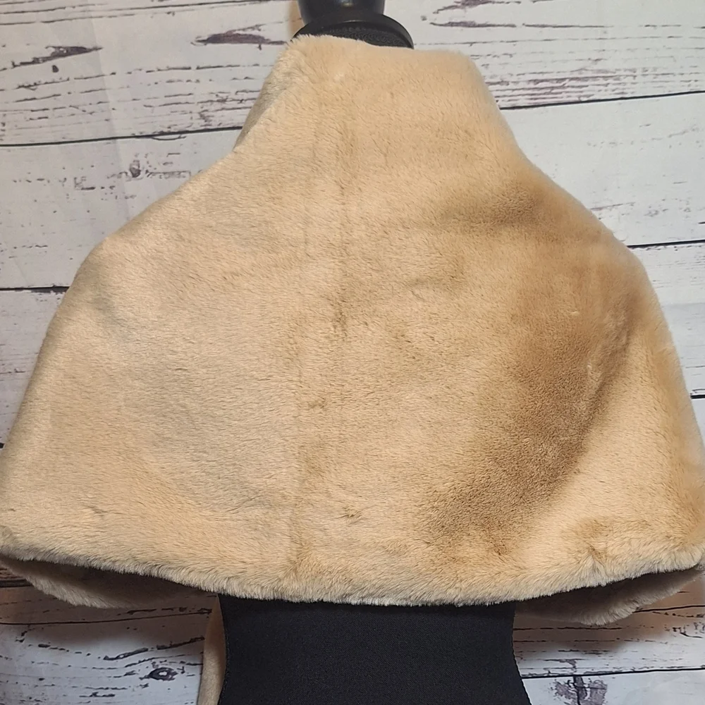 New With Tags Soft Cream Faux Fur Shawl Wrap Shrug Formal Evening Wedding #2053 - Picture 4 of 8